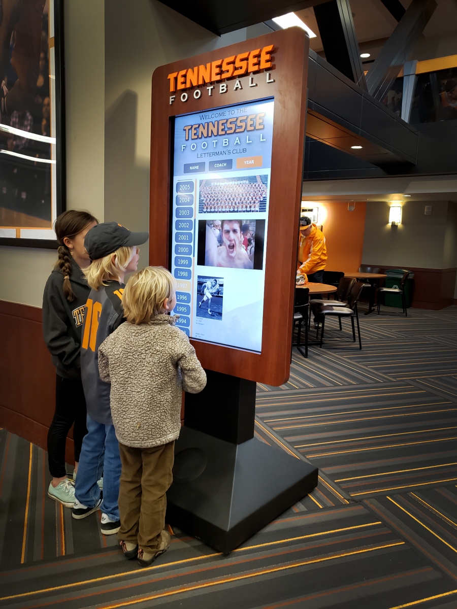 Digital Signage and Interactive Kiosks at New York's NHL Store (Digital  Signage Universe)